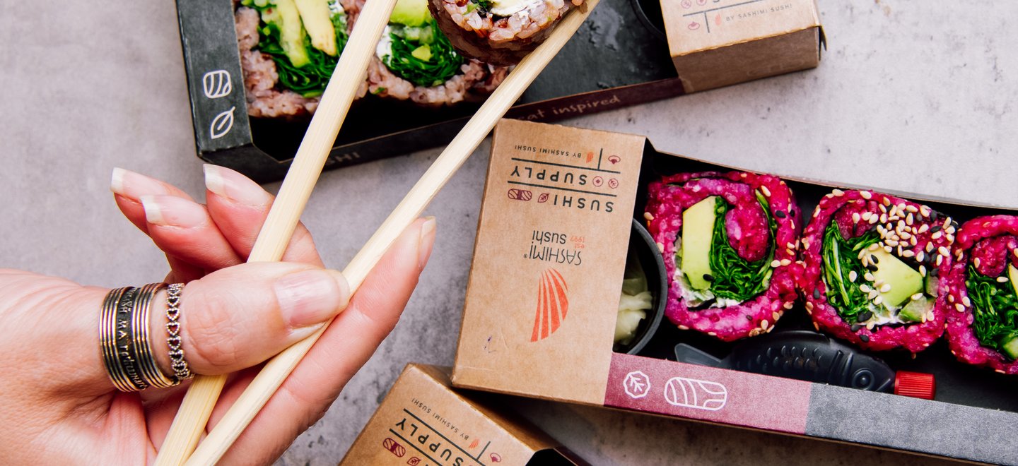 Handgemachte Sushi-Boxen von Sushi Supply Hamburg Wandsbek – Avocado Maki, Edamame und California Roll
