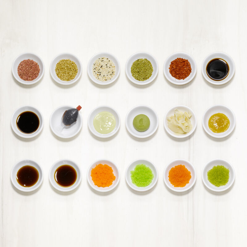 Frische Zutaten für gesundes Sushi — Lachs, Avocado, Reis